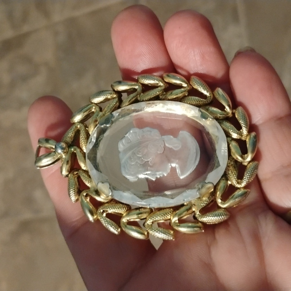💖Adorable Lady Comeo Pendant 🤗